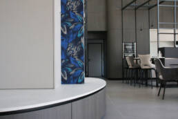 Travaux de plâtrerie, peinture et revêtement mural pour cette maison qui allie minimalisme et élégance