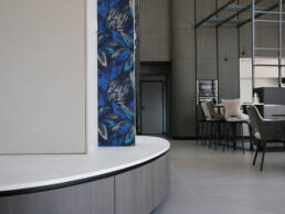 Travaux de plâtrerie, peinture et revêtement mural pour cette maison qui allie minimalisme et élégance