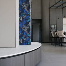 Travaux de plâtrerie, peinture et revêtement mural pour cette maison qui allie minimalisme et élégance