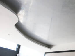 Travaux de plâtrerie, peinture et revêtement mural pour cette maison qui allie minimalisme et élégance
