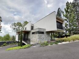 Cette maison individuelle contemporaine de plus de 200 m2 s’impose comme une réalisation architecturale singulière.
