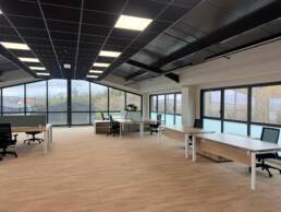 Dans un projet de cette ampleur, les travaux de plâtrerie, plafonds, sols souples et peinture jouent un rôle essentiel dans l’organisation des espaces et le confort au quotidien