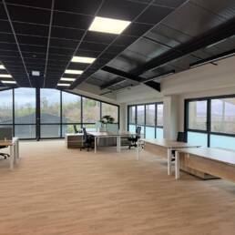Dans un projet de cette ampleur, les travaux de plâtrerie, plafonds, sols souples et peinture jouent un rôle essentiel dans l’organisation des espaces et le confort au quotidien