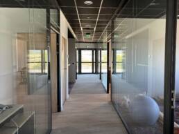 Dans un projet de cette ampleur, les travaux de plâtrerie, plafonds, sols souples et peinture jouent un rôle essentiel dans l’organisation des espaces et le confort au quotidien